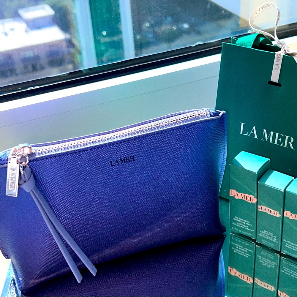 La Mer Shimmering Sea Blue Cosmetic Case with luxury size samples! 🧖🏻‍♀️